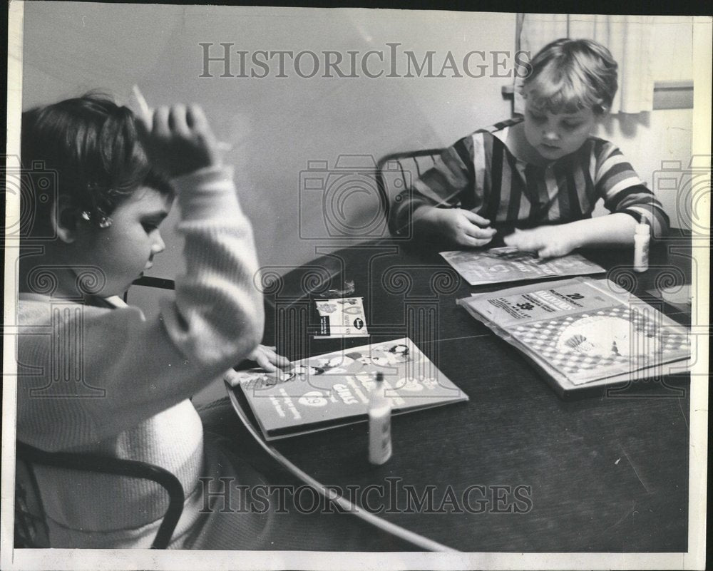 1962 Valentine&#39;s Day Children Sande Debbie - Historic Images