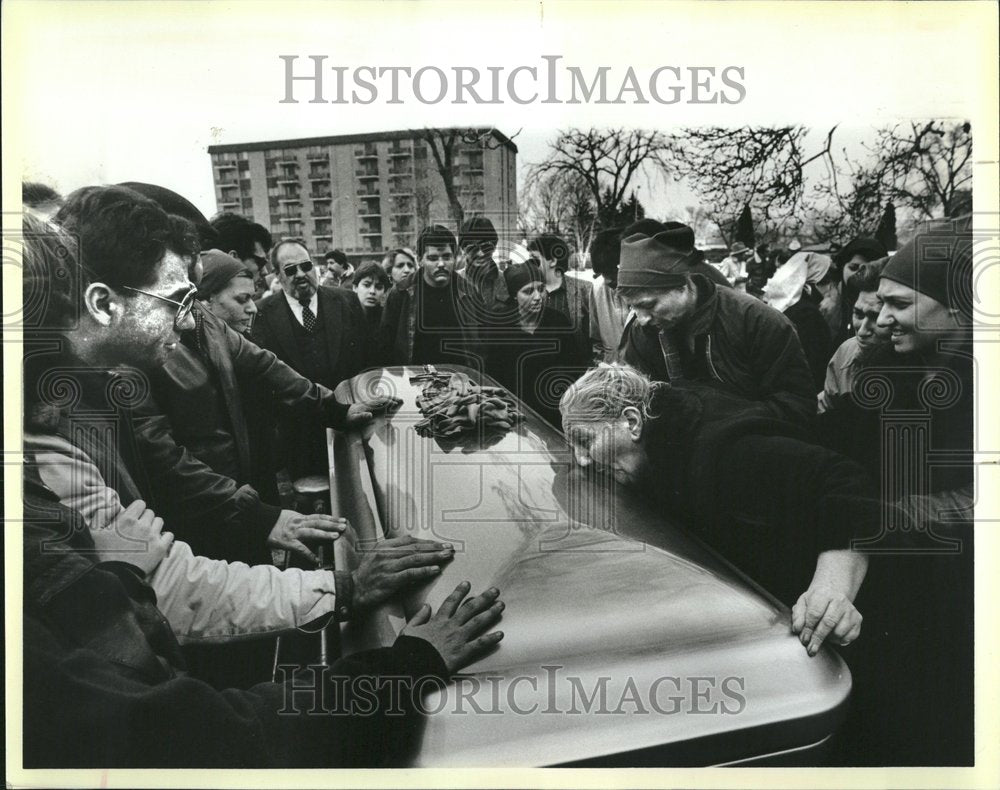 1986 Ann Evans Kiss Coffin Husband Steve - Historic Images