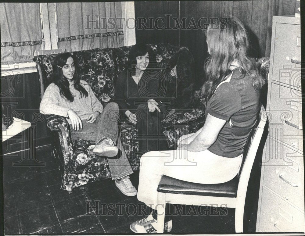 1975 Girls counselling Salvation Army - Historic Images