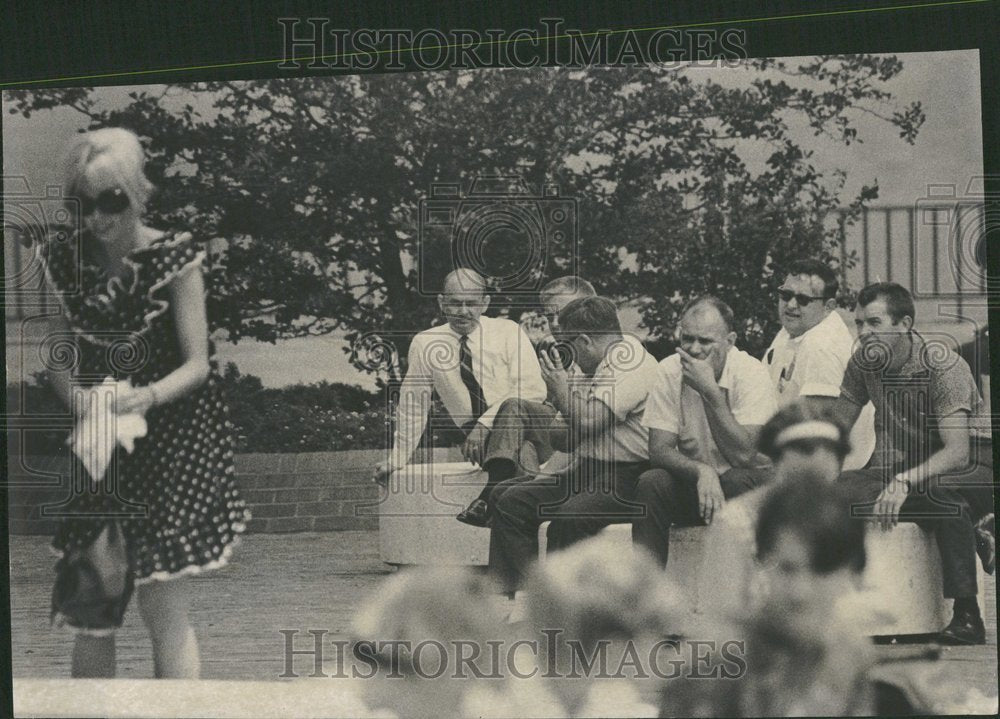 1968 watching at girls a lunch-hour pastime - Historic Images