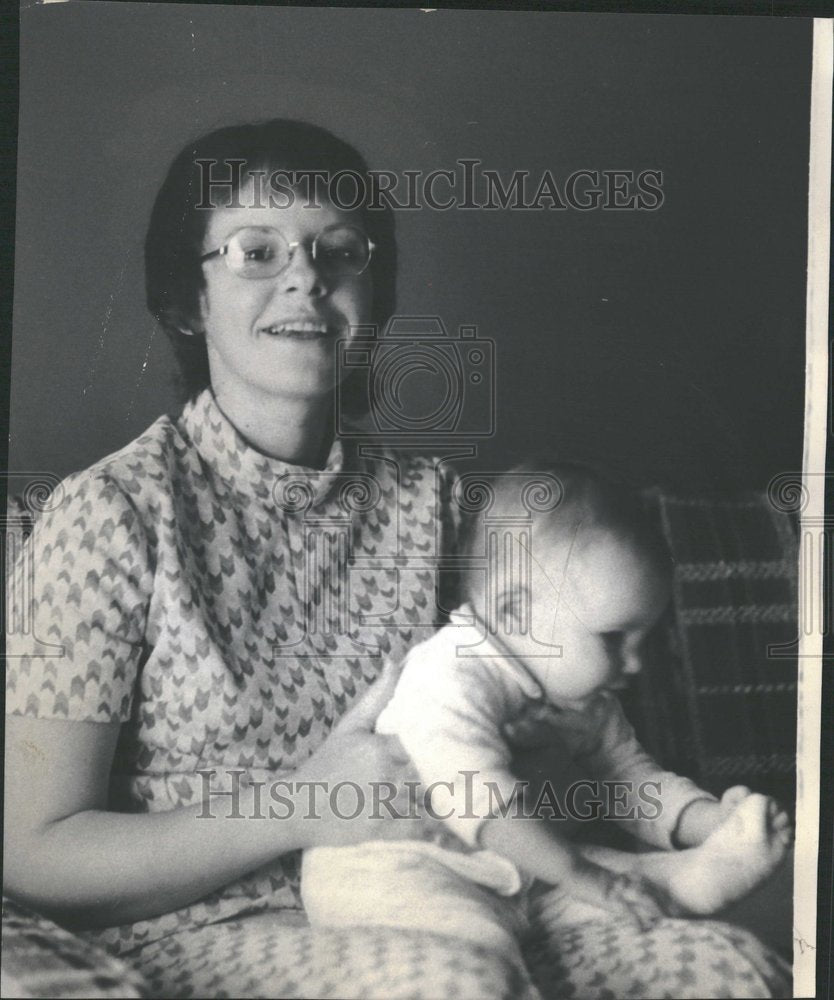 1975 Mrs. Gerry Ambrosini her daughter Elis - Historic Images