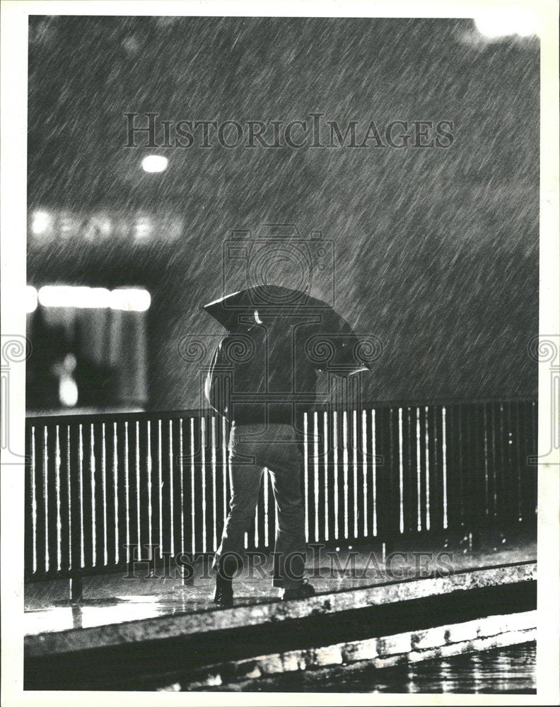 1990 Raining In Chicago - Historic Images