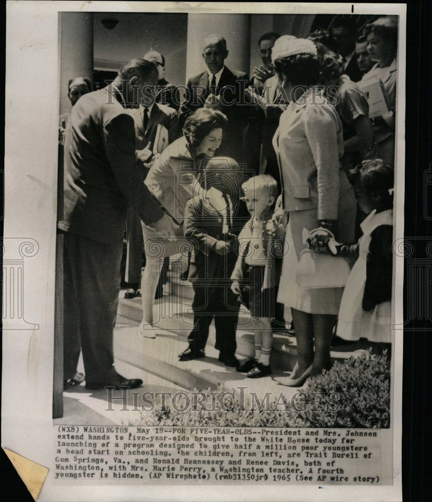 1965 President Mrs. Johnson Poor Children - Historic Images