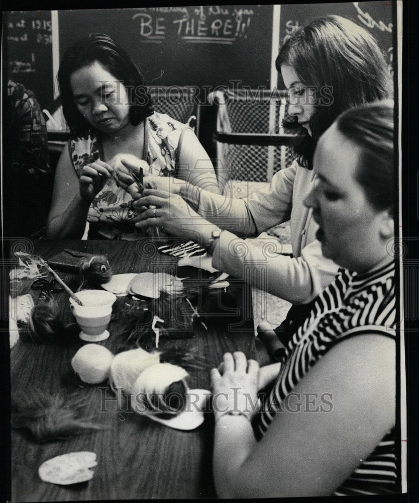 1972 Elementary Parents Crafting For Bazaar - Historic Images