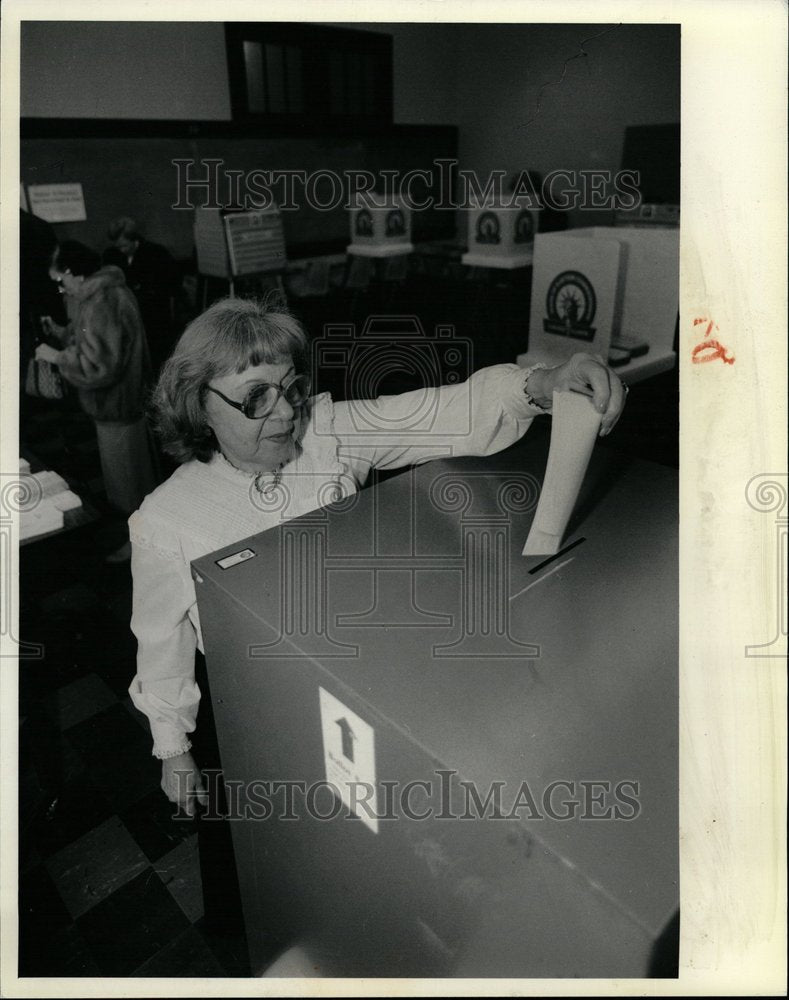 1987 Election Judge Genevieve Schwab Voting - Historic Images