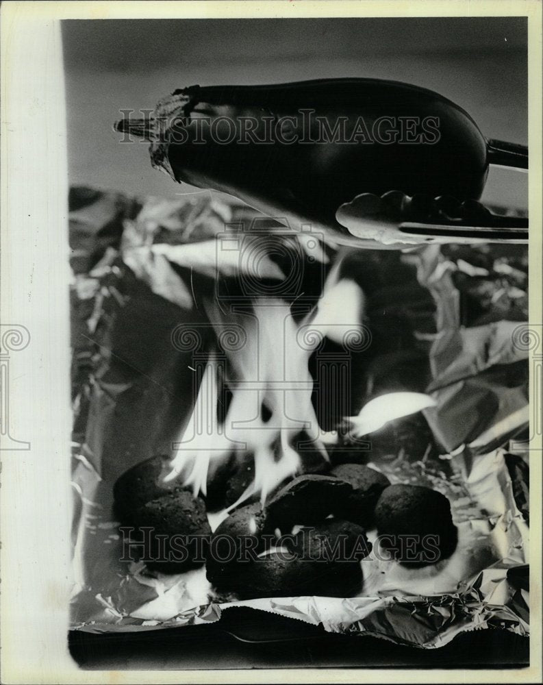 1985 Eggplant Over Charcoal For Indian Dish - Historic Images