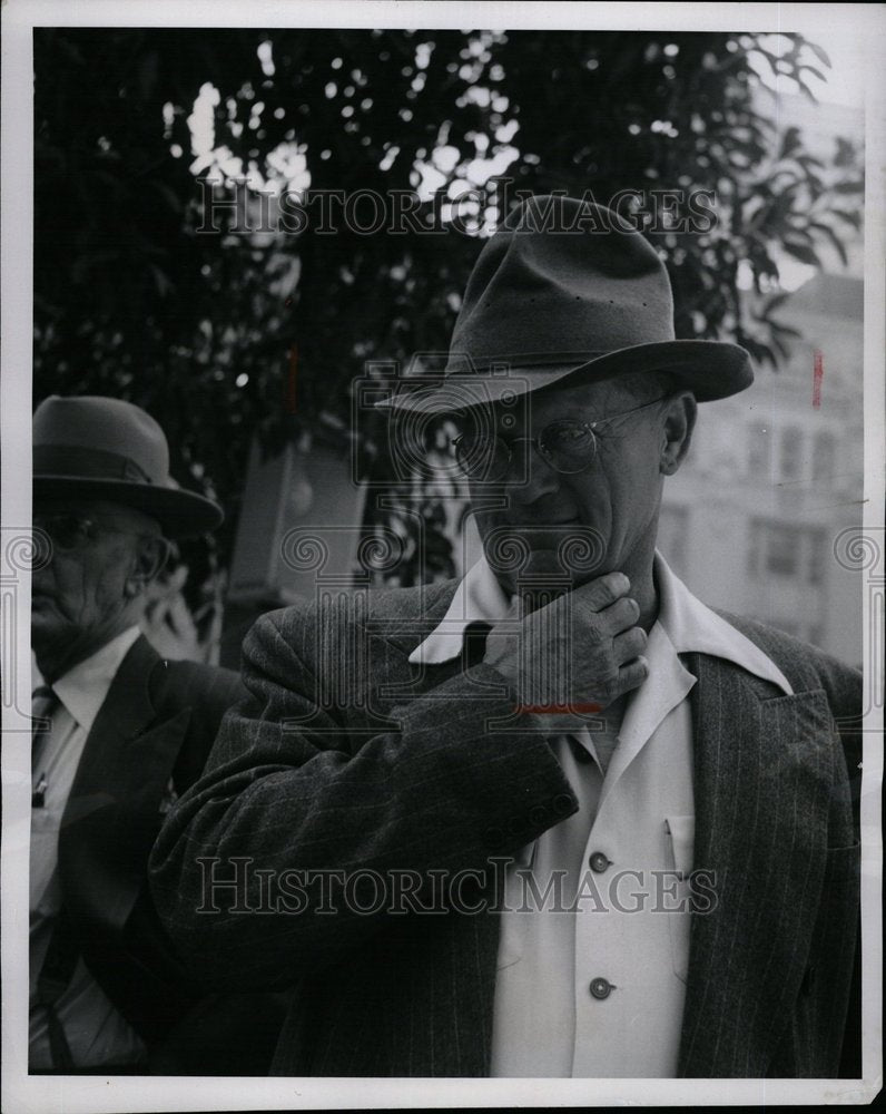 1953 Man Choking Face Mannequins - Historic Images