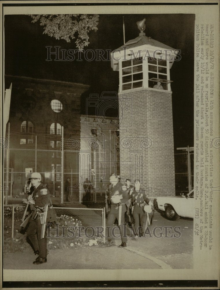 1972 Disgruntled Inmates Guards Hostage - Historic Images