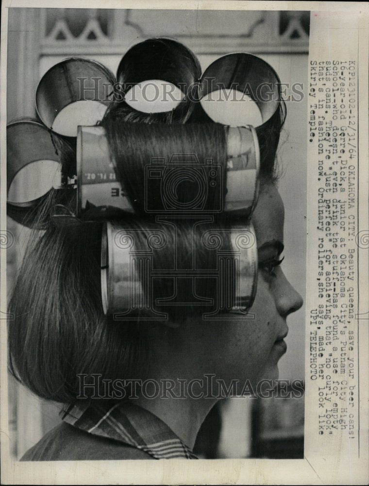 1985 Press Photo Beauty Queen Beer Can Curlers