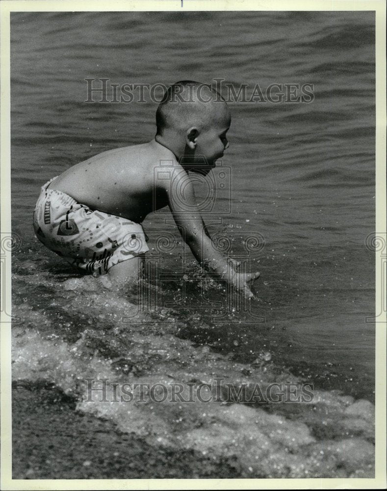 1987 Alejandro Sauseda Swims Lake Michigan - Historic Images