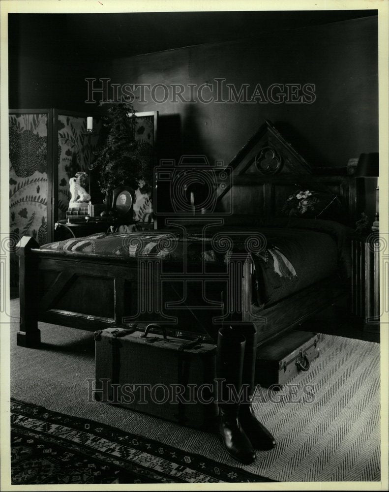 1989 White Oak Bed Indian Pattern Country - Historic Images