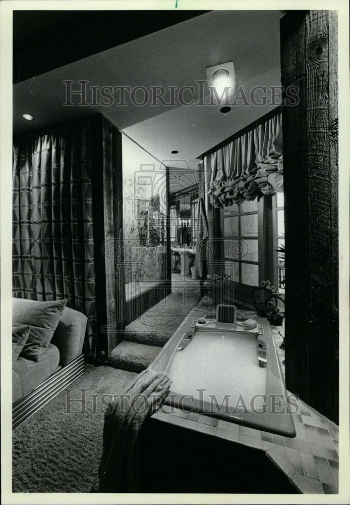 1982 bedroom bathroom combination with tub - Historic Images