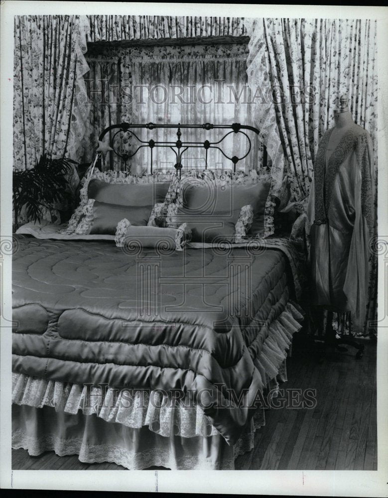 Bedroom Homes Bachelor Pads Housing Fall Collection - Historic Images