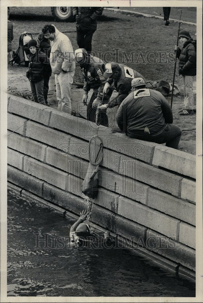 1980 Diversey Harbor Fishing Salmon Chicago - Historic Images