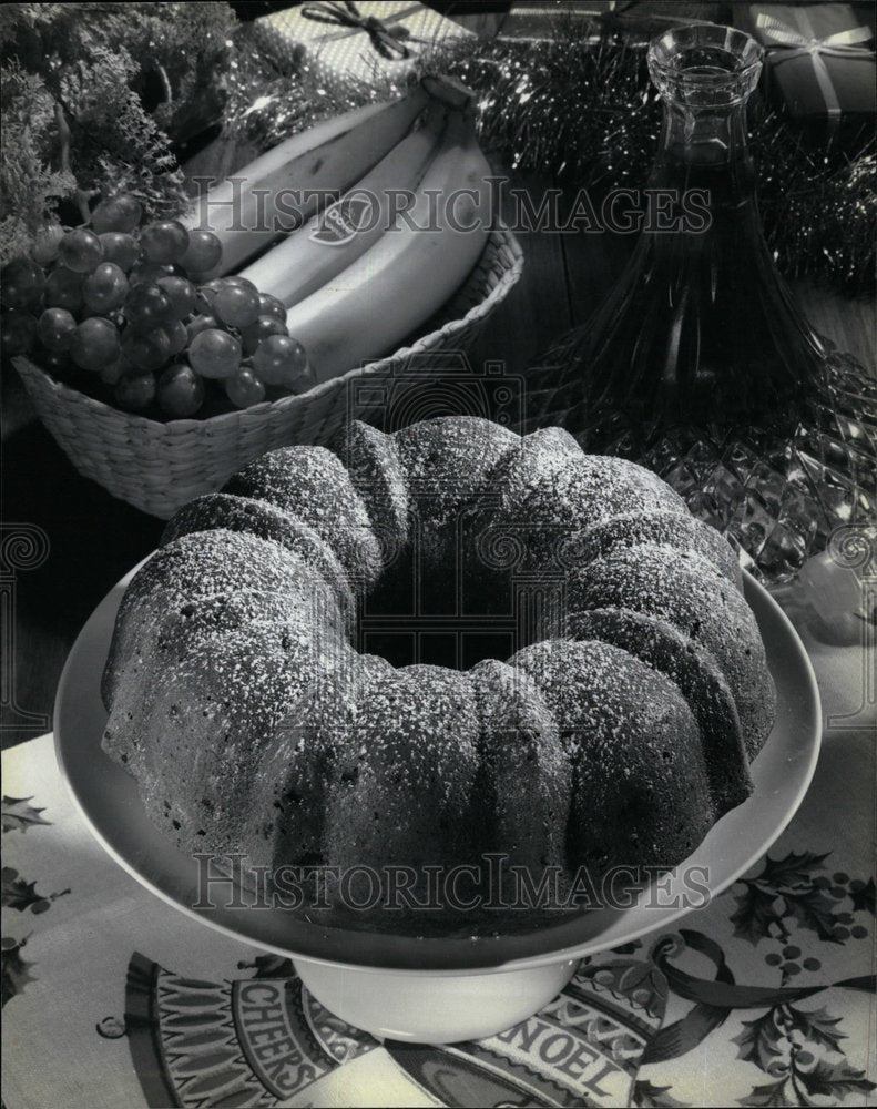 1984 Rum Banana Ring Cake Displayed - Historic Images