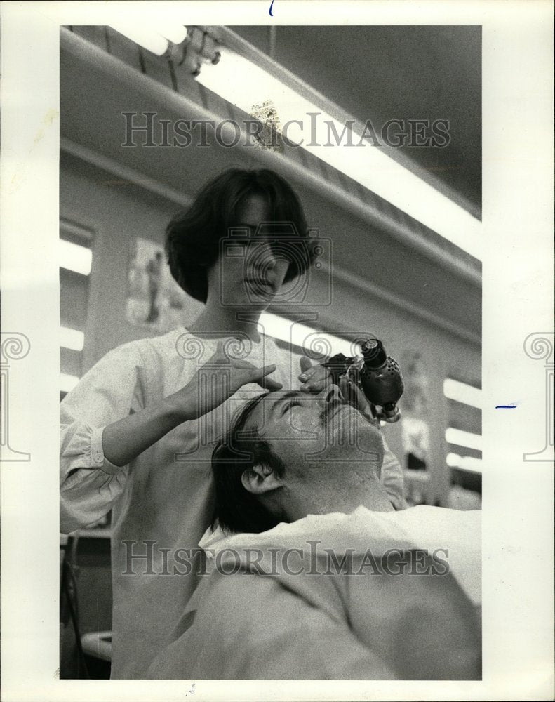 1977 Man Getting Facial Spa - Historic Images