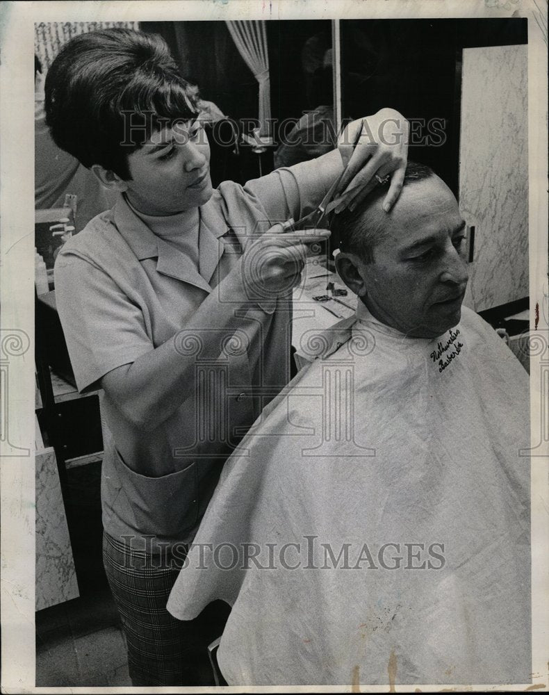 1968 Female Barber Elizabeth Santos Chicago - Historic Images