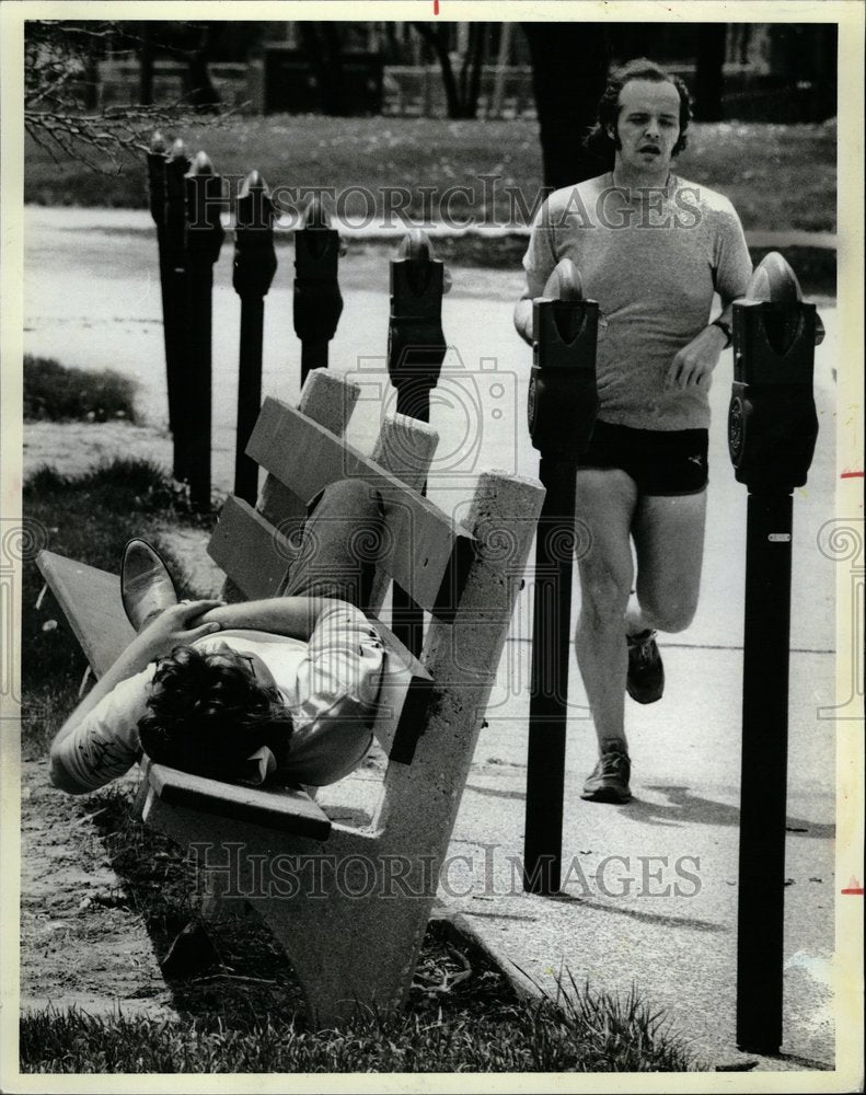 1984 park bench - Historic Images