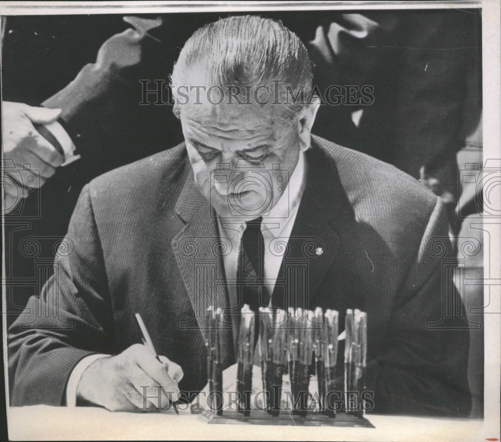 1966 President Lyndon Johnson Signing Bill - Historic Images