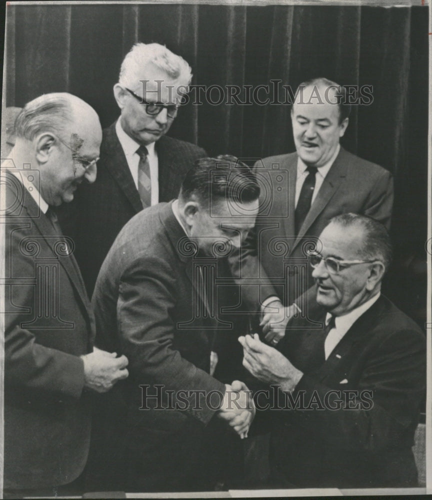 1965 President Lyndon Johnson Signs Bill - Historic Images