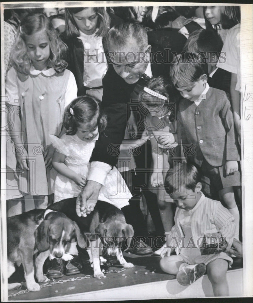 1964 President Johnson children beagles - Historic Images