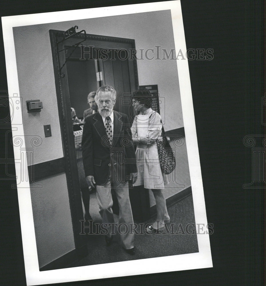 1976 Dr Good Hearing Room Medical License - Historic Images