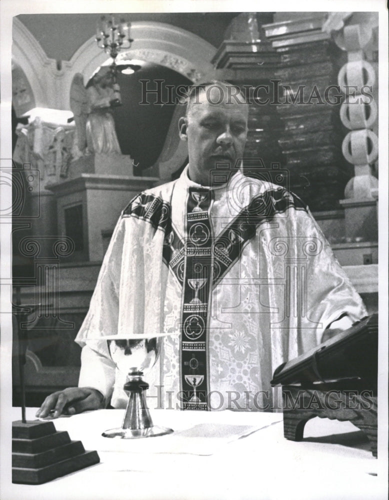 1966 Rev. John Kuzinskas, saying Mass - Historic Images