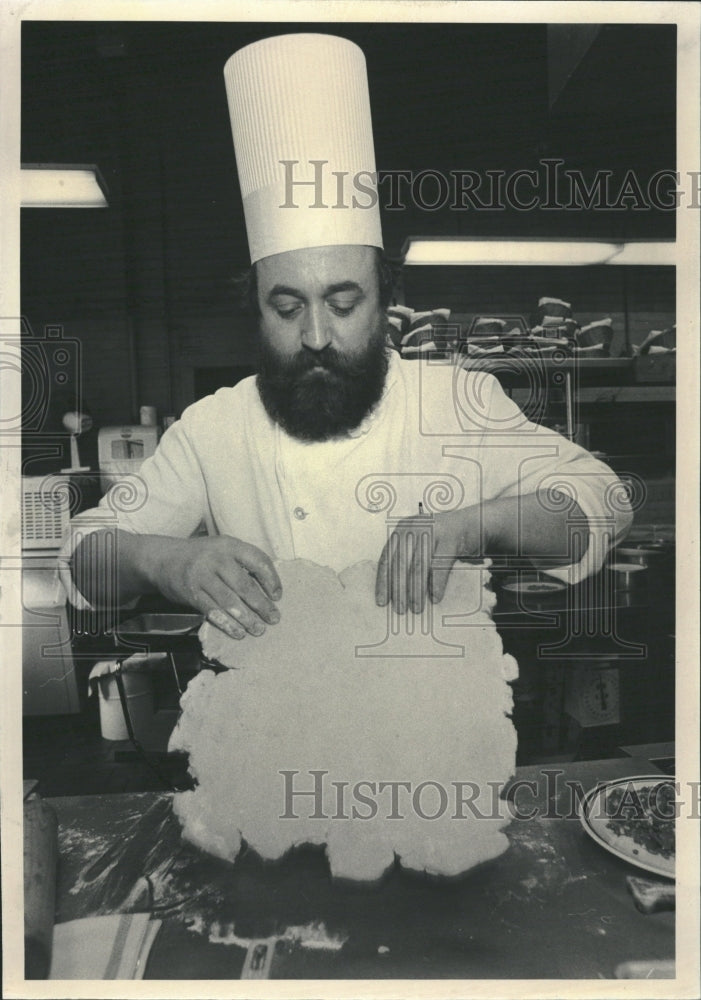 1981 Toriers Beins Clove Meat Mixture Crust - Historic Images