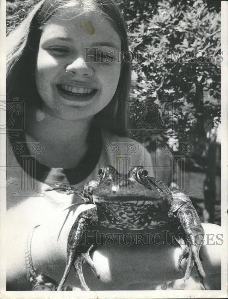 1974 Linda Carney Frog Matador Evanston - Historic Images