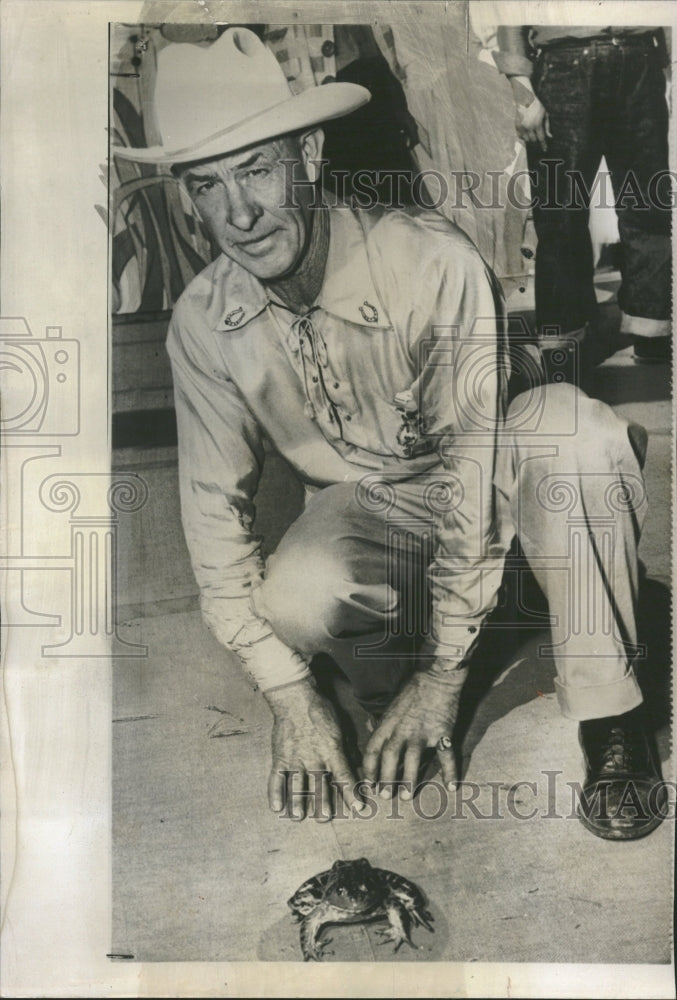 1953 Roy Weimer Frog Jumping Contest - Historic Images