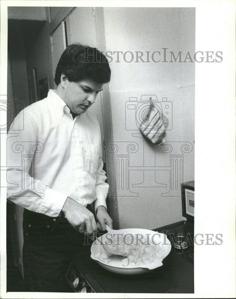 1982 Roger Tachuk frittato cooking - Historic Images