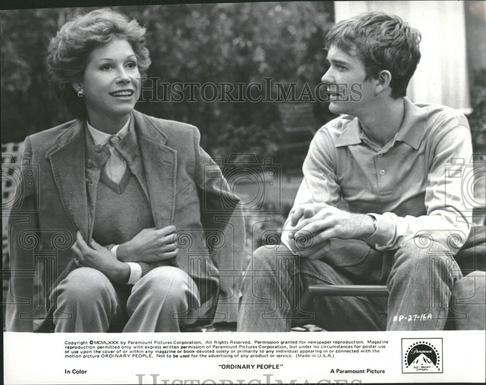 1981 Mary Tyler Moore Hutton Timothy People - Historic Images