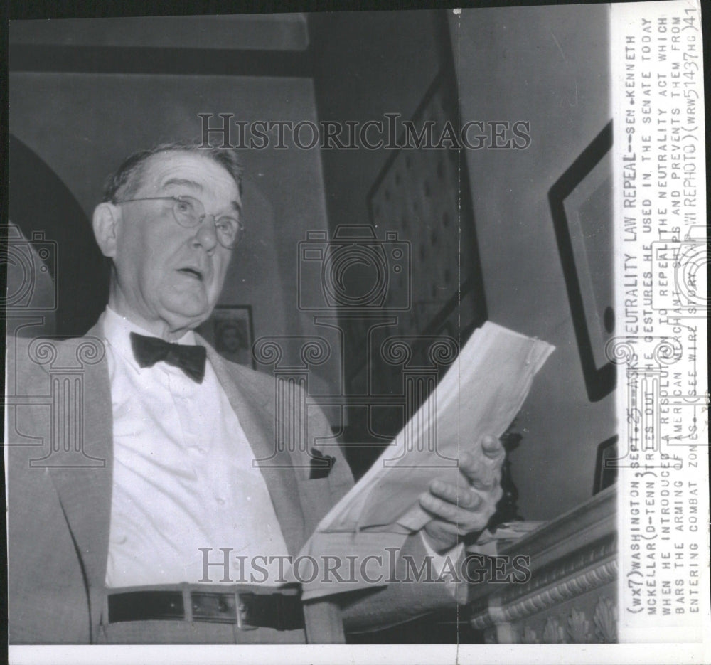 1941 Sen. Kenneth McKellar tries out gestur - Historic Images