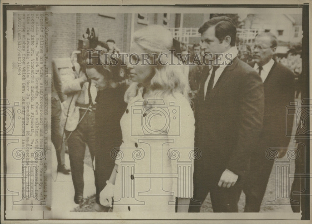 1969 Sen Edward Kennedy with wife Joan - Historic Images