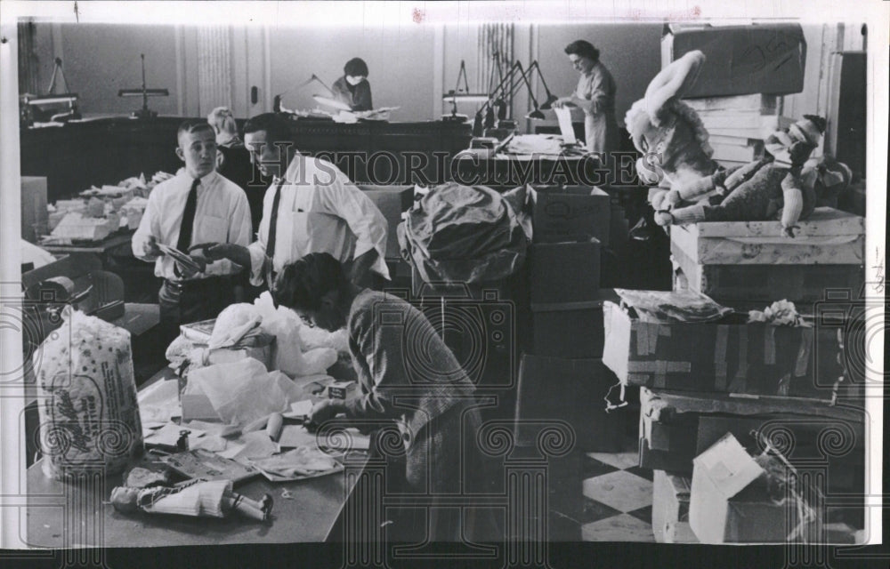 1960 Special Staff workers assembly line - Historic Images