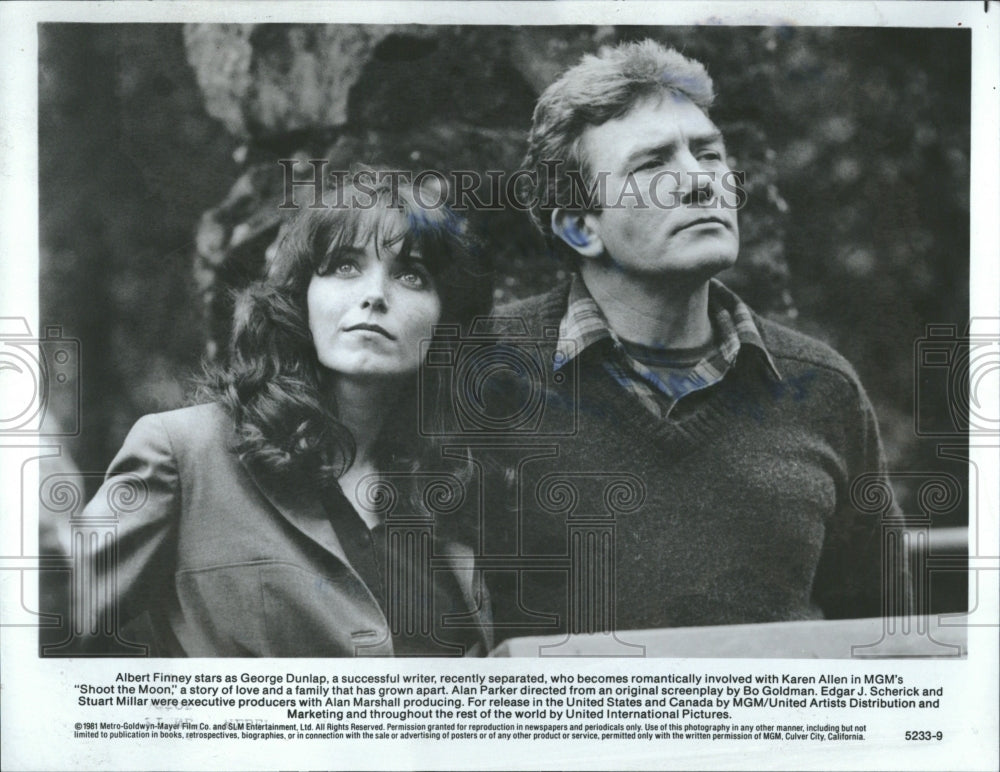 1982 Actors Alber Finney And Karen Allen - Historic Images