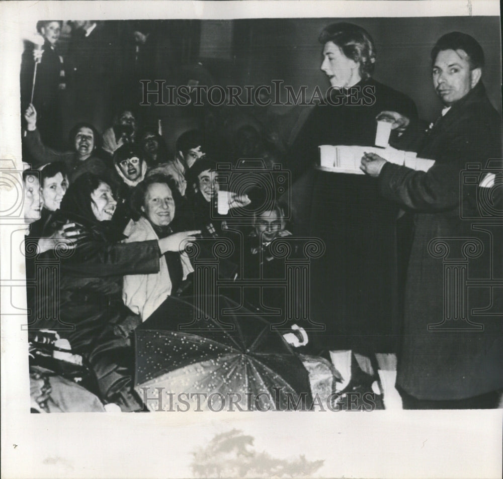 1953 Crowds Rain Queen Elizabeth Coronation - Historic Images