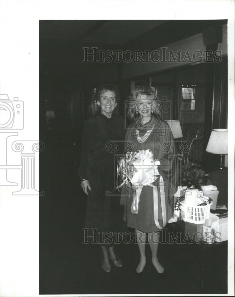 1989 Patricia Hill Burmett Helen Willihen - Historic Images