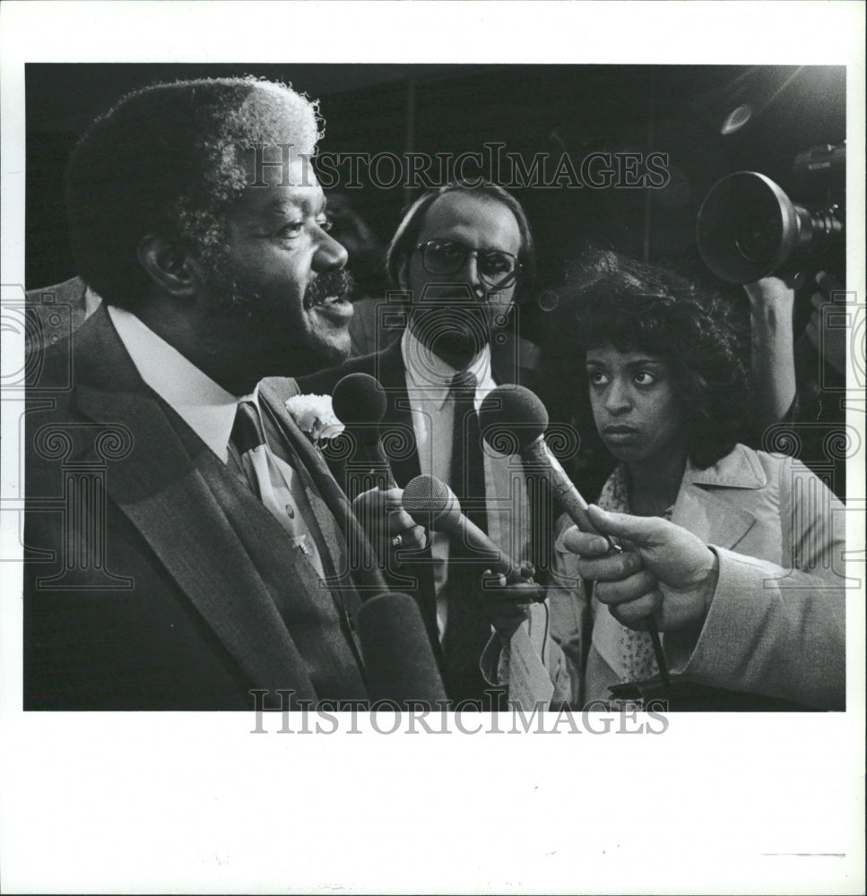 1982 Richard Simmons speaking with reporter - Historic Images