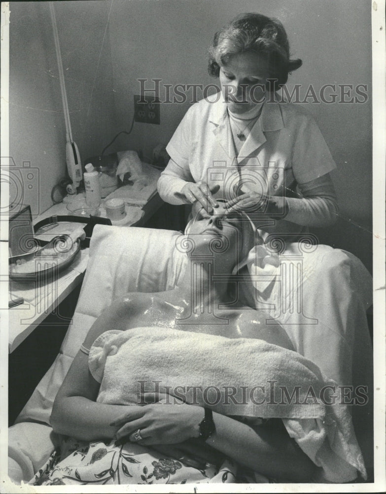 1977 Georgette Klinger Cosmetologist Facial - Historic Images