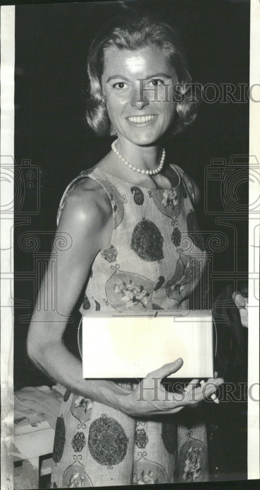 1963 Blond James Magin Handed Hostess Prett - Historic Images