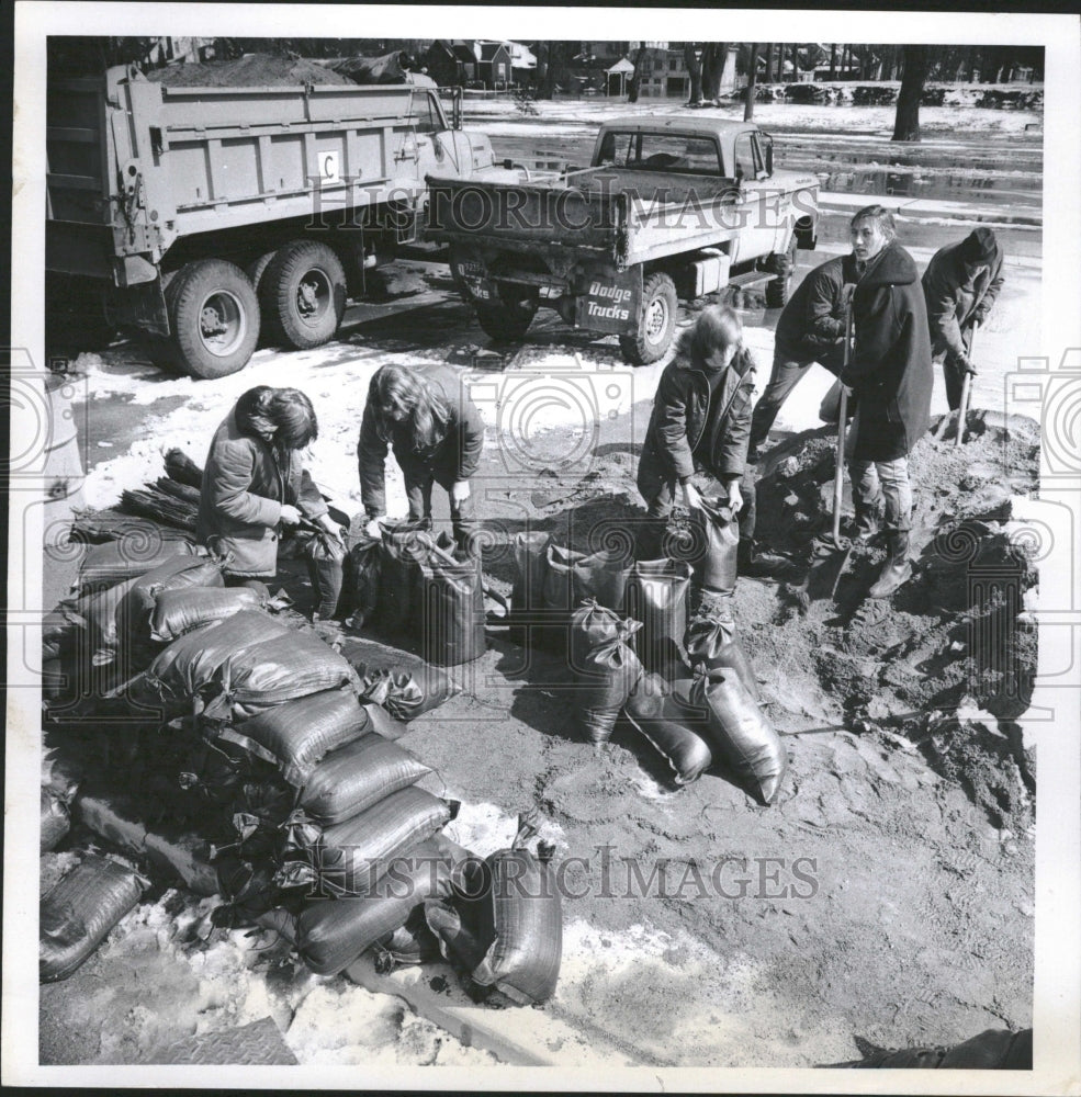 1973 Harbor Island Residents Sand bags Lake - Historic Images