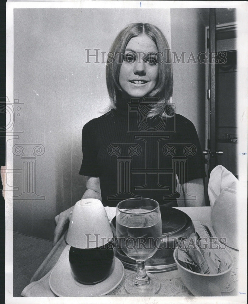 1973 Laura Sylvester Waitresses Hotel - Historic Images