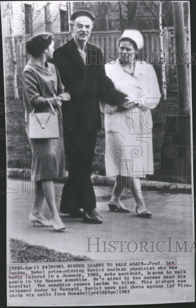 1963 Prof. Lev Landau walks again - Historic Images