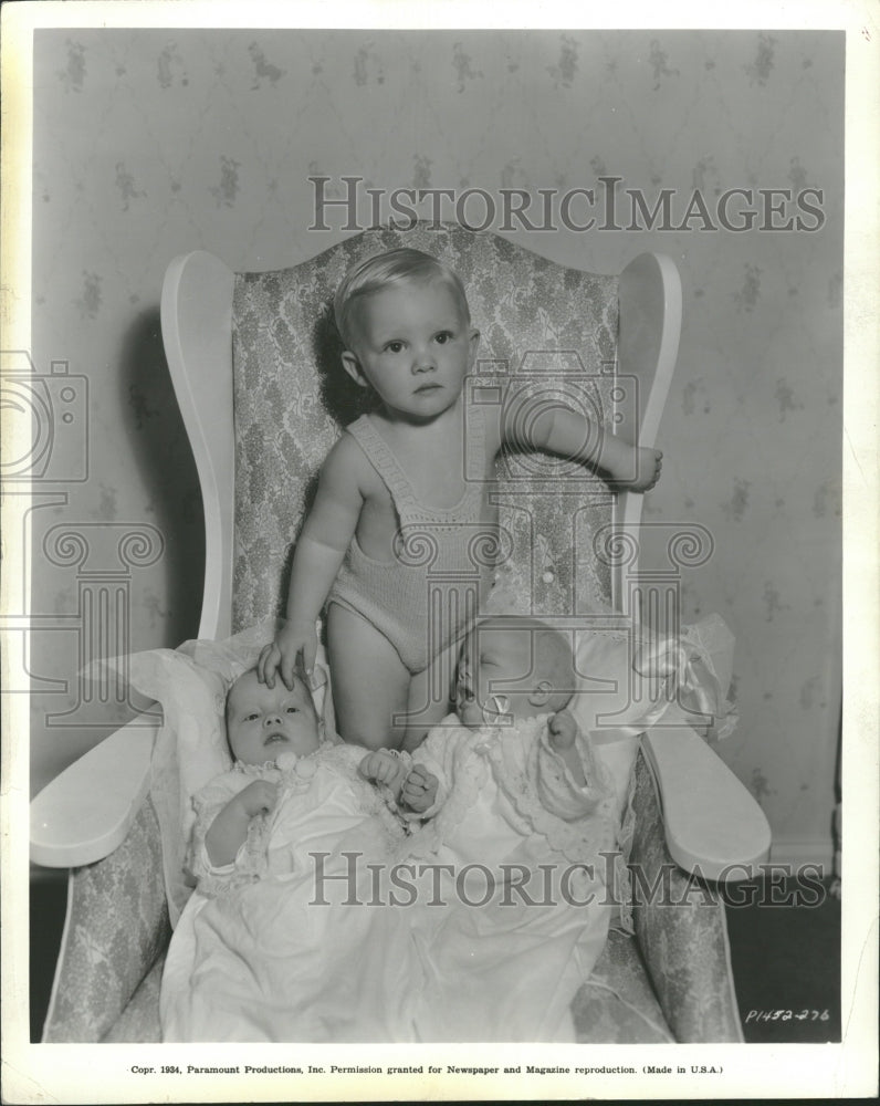 1934 Whole Family Dennis Micheal Gary Evan - Historic Images