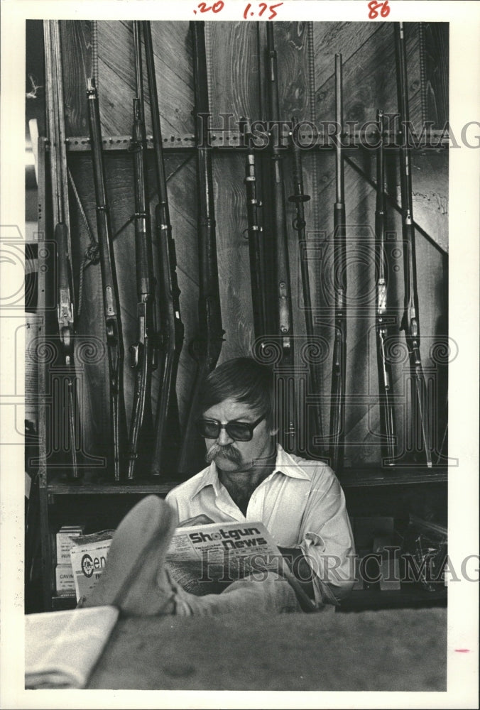 1987 Shot gun dealer David Jewell scotties - Historic Images