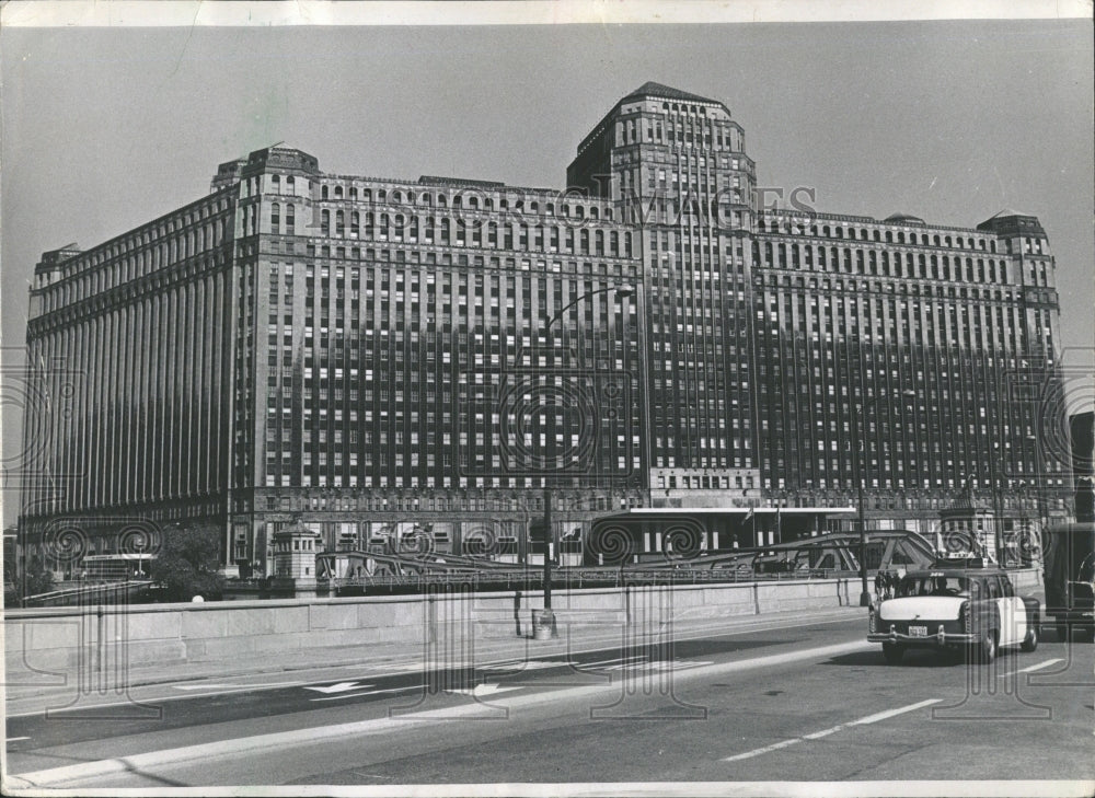 1967 That not a shadow on Merchandise Mart - Historic Images