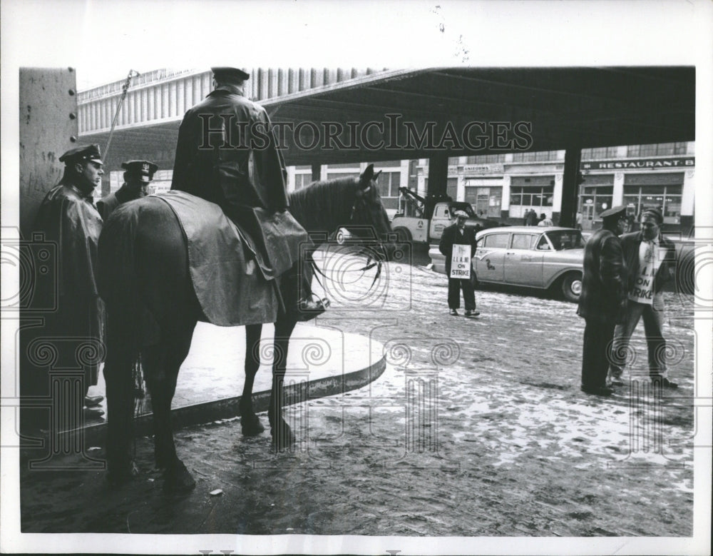 1957 Longshoremen Picket New York - Historic Images