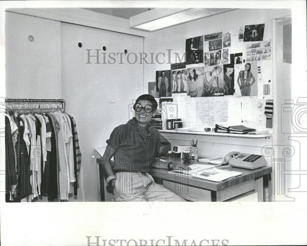 1979 Designer Liz Claiborne Relaxes NY Room - Historic Images