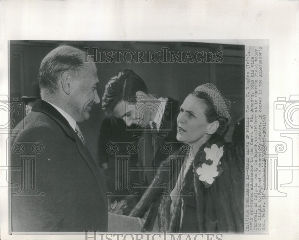 1947 Takes family Lewis ambassador farewell - Historic Images